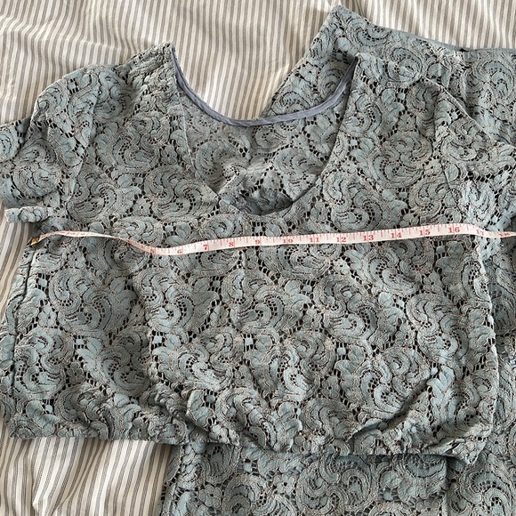 Lace blouse and skirt set - Picture 4 of 8